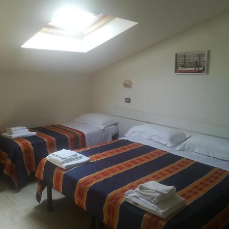Hotel Derna Viareggio Bagian luar foto