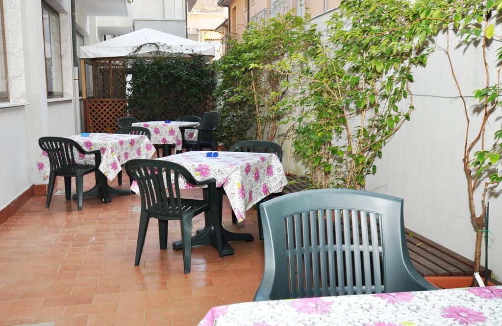 Hotel Derna Viareggio Bagian luar foto