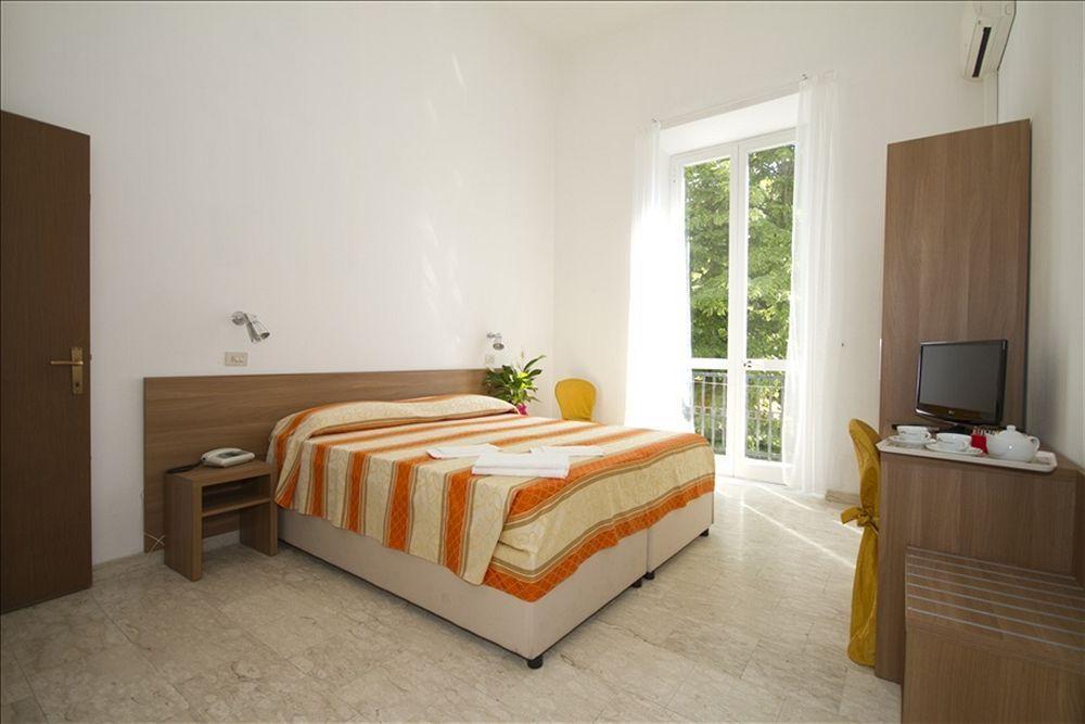 Hotel Derna Viareggio Bagian luar foto
