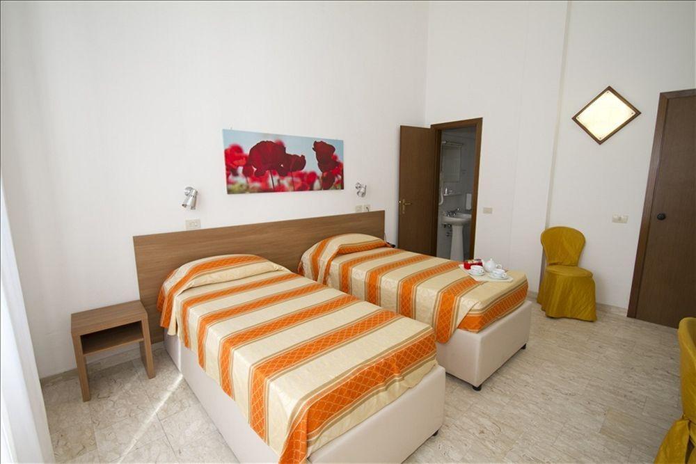 Hotel Derna Viareggio Bagian luar foto