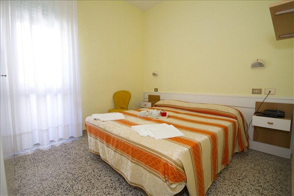 Hotel Derna Viareggio Bagian luar foto