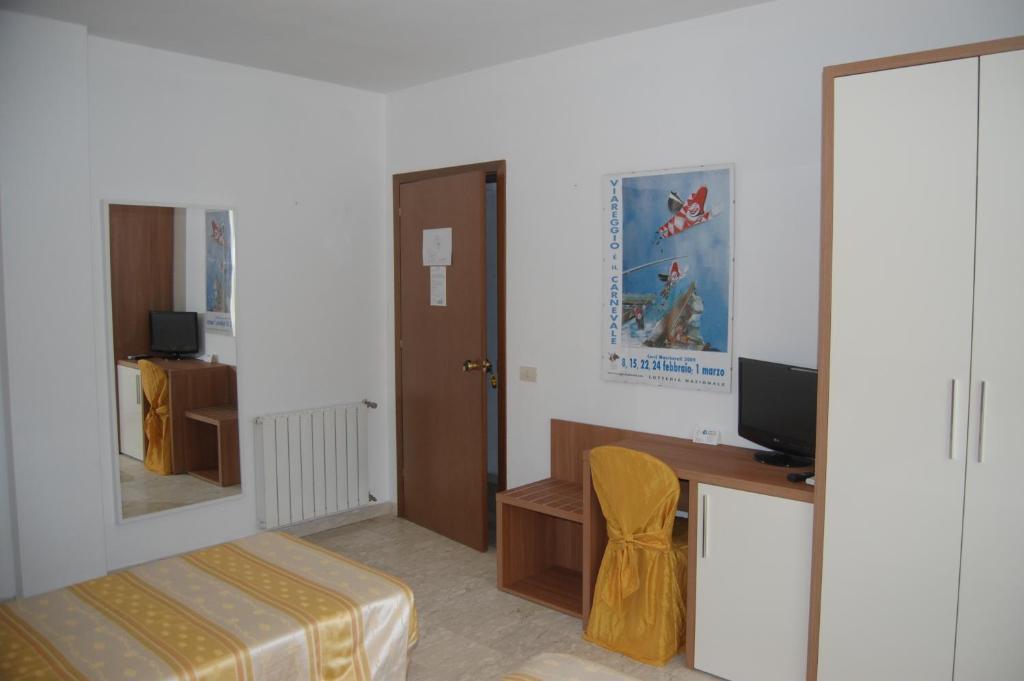 Hotel Derna Viareggio Bagian luar foto