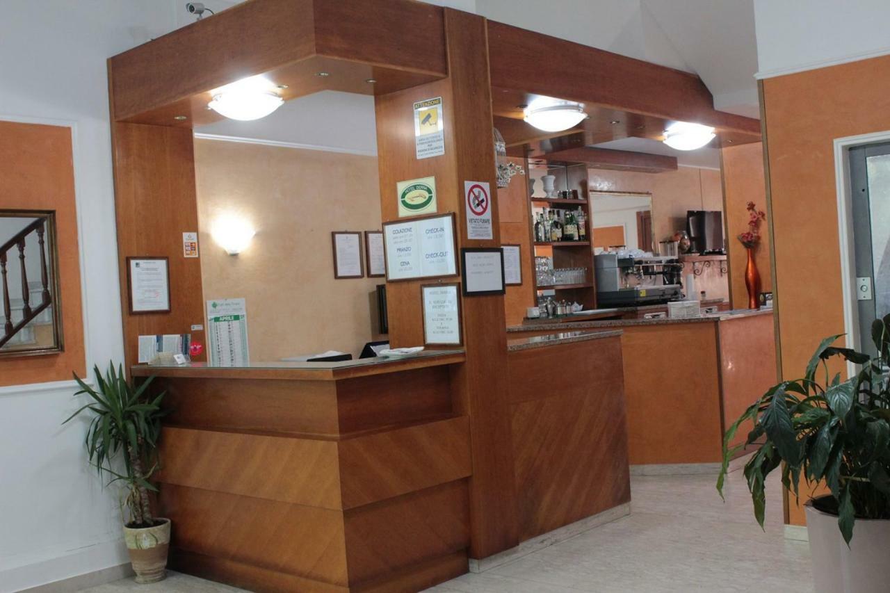 Hotel Derna Viareggio Bagian luar foto