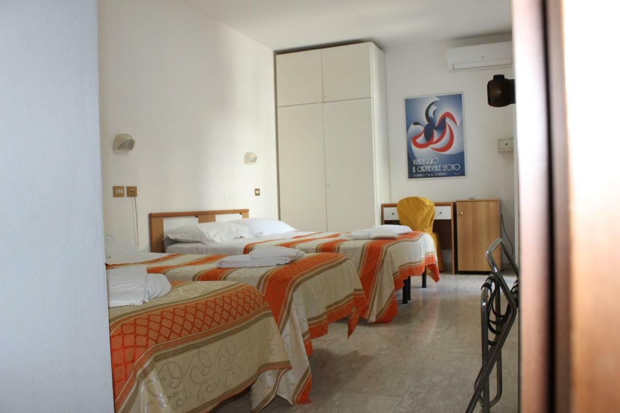 Hotel Derna Viareggio Bagian luar foto