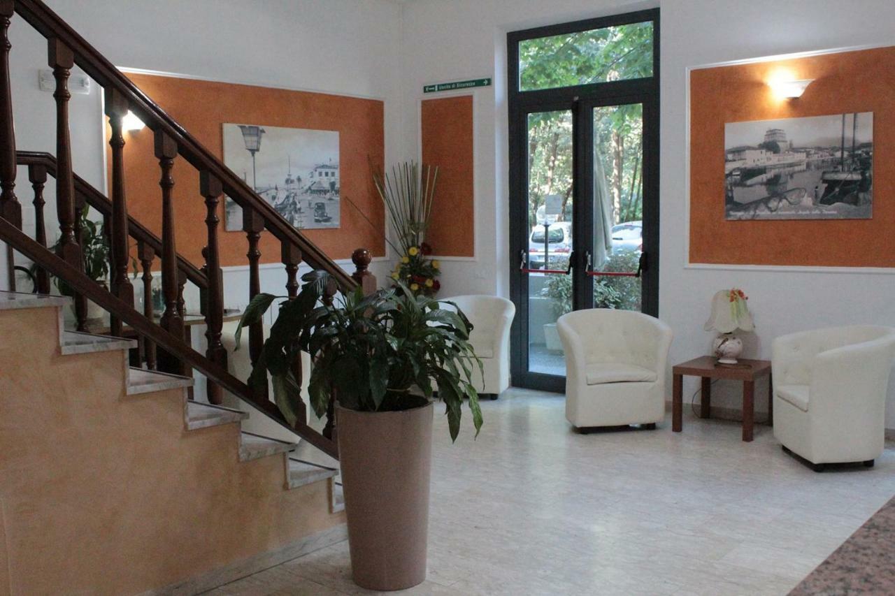 Hotel Derna Viareggio Bagian luar foto
