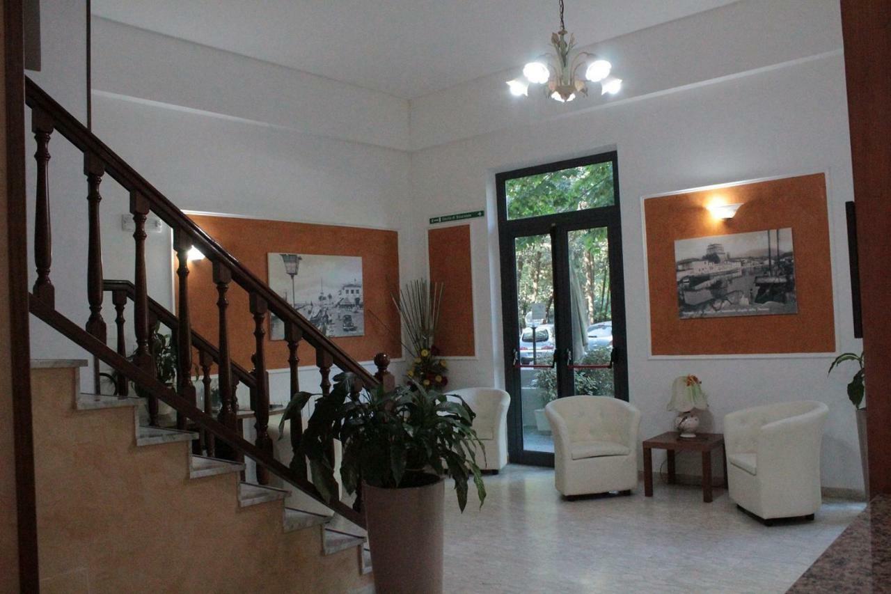 Hotel Derna Viareggio Bagian luar foto