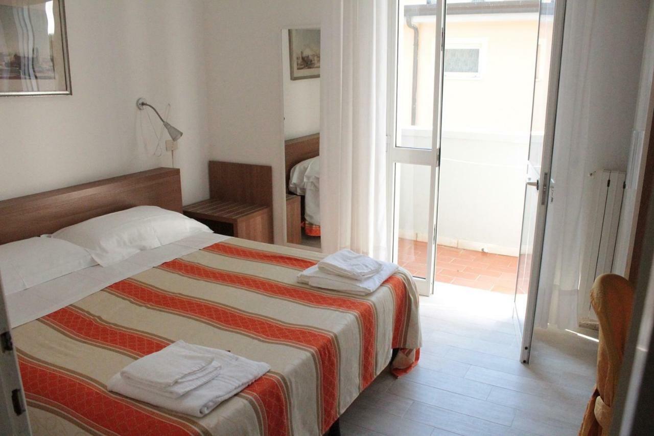 Hotel Derna Viareggio Bagian luar foto